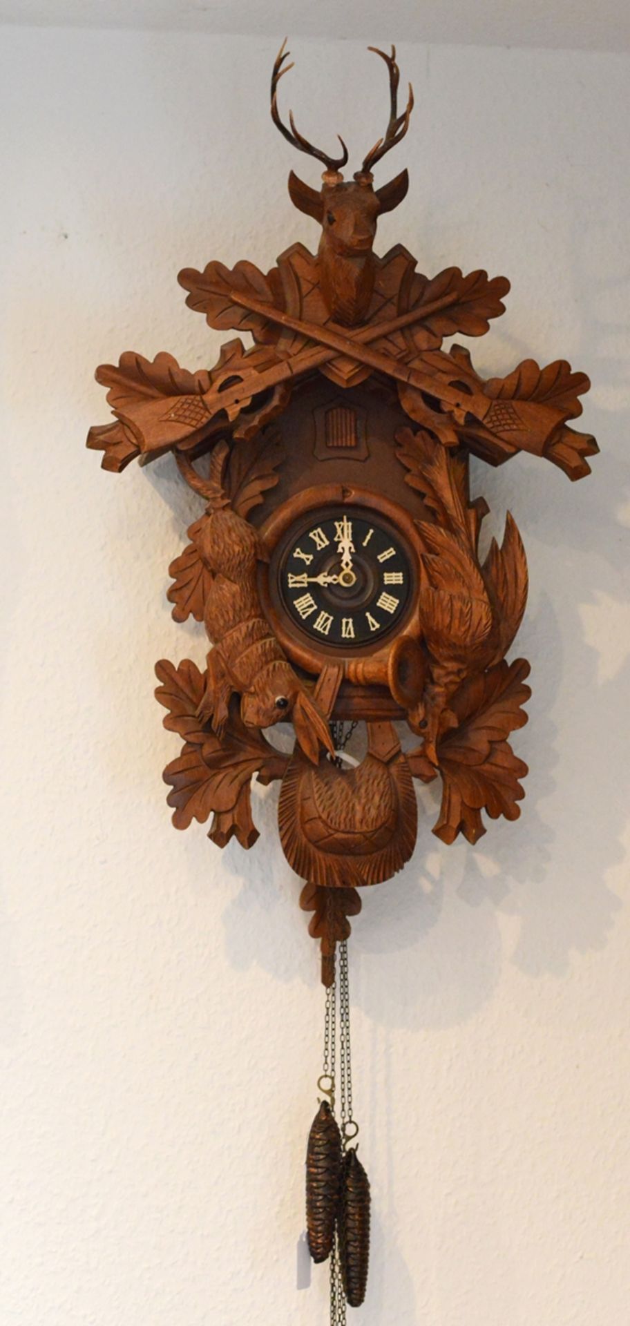 Große Kuckucks-Uhr, mit Jagd-Elementen, bekrönt von Hirschkopf, Holz beschnitzt, Süddeutschland, 20 - Bild 2 aus 2