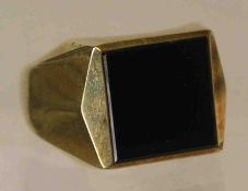 Herrenring. 14 Kt. Gold. Ringkopf mit Onyxplatte, RG 62, 10,5 Gramm