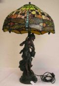 Figürliche Tischlampe im Tiffany-Stil. Junge Frau mit Gefäß am Arm. Gussfigur, ein Fingerbeschädigt,