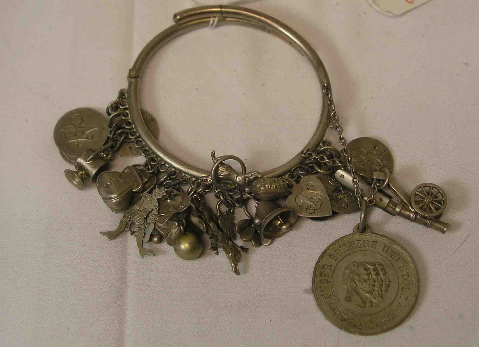 Armband mit Aufhängungen, Kanone, Orden "Unsere drei Kaiser des Jahres 1888" usw.