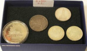 Vier Silbermünzen: 2 x 20 FR, Belgien 1934, 5 Reichsmark, 1934 und Thaler 1861, Preußen.