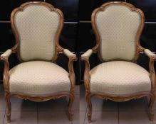 Paar Sessel im Barock-Stil. Nussbaumgestell, gepolstert, Höhe: 97cm, Breite: 66cm.Sitzhöhe: 41cm.
