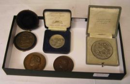 Posten von fünf Medaillen. Dabei: Chr. Rauch - Bildhauer, Vittorio Emanuele II. Italien,Filatelisten