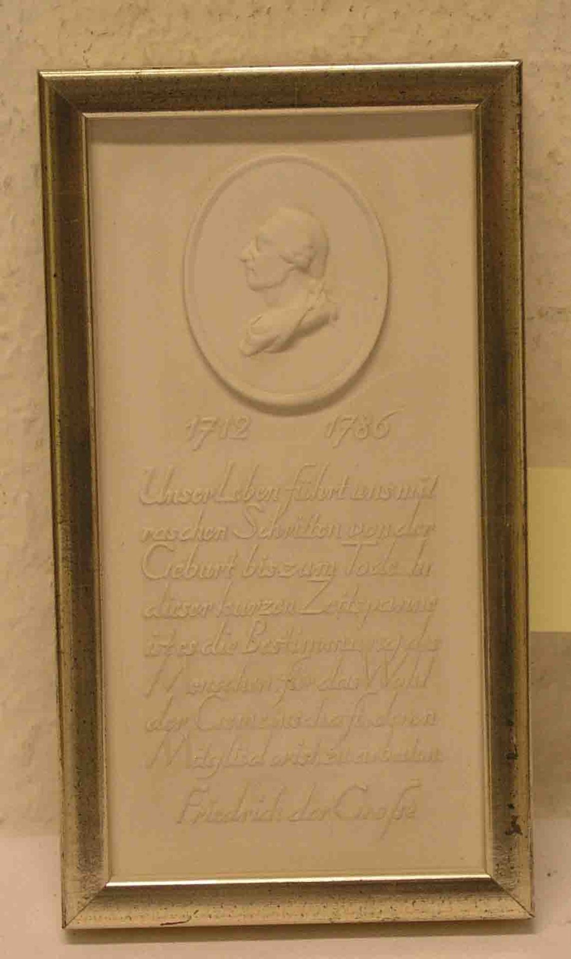 Erinnerungsplakette "Friedrich der Große". Porzellan, KPM, 16,5 x 8cm. Gerahmt.