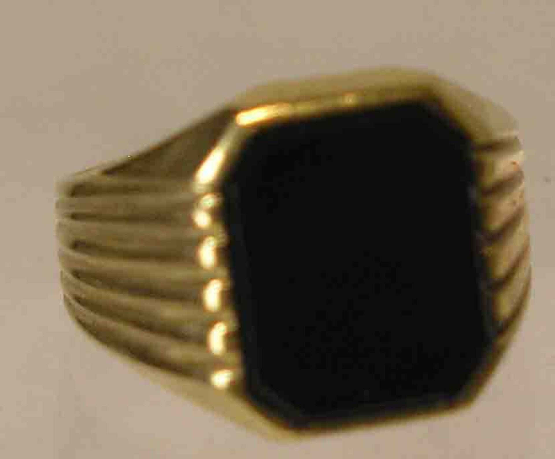 Ring mit Onyxplatte. 18 Kt. Gold, RG 57, Gewicht: 10 Gramm.