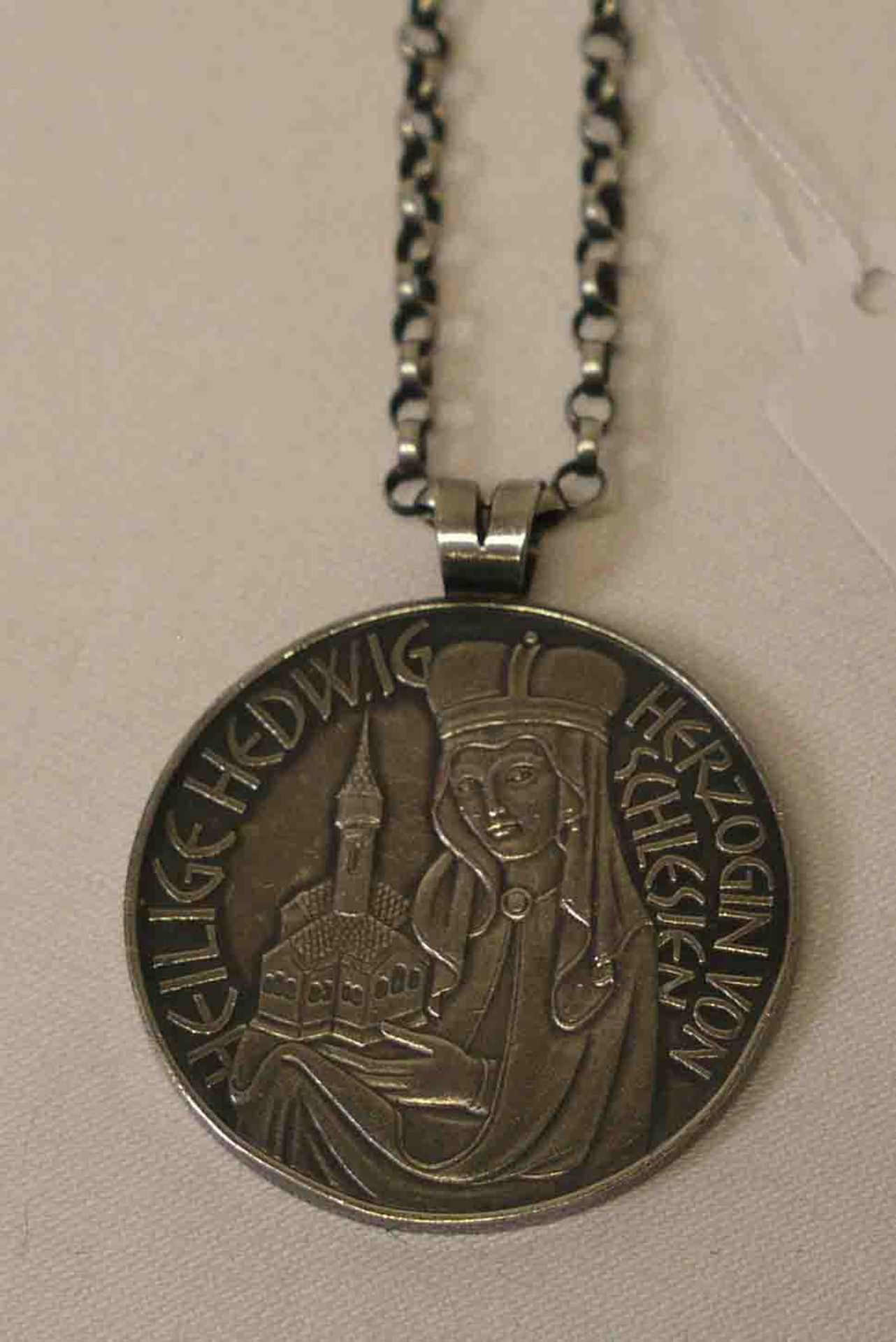 Medaillenanhänger "Hl. Hedwig, Herzogin von Schlesien". Durchmesser: 4cm. Dazu: Halskette,Silber,