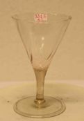 Kleines Kelchglas. Facon de Venise, wohl 17. Jh. Leicht grausichtiges Glas mit Abriss.Rundfuß mit