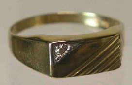 Bandring. 8 Kt. Gold. Zum Ringkopf abgeflacht, in einer Ecke Diamantsplitter. RG 63. 1,9Gramm.