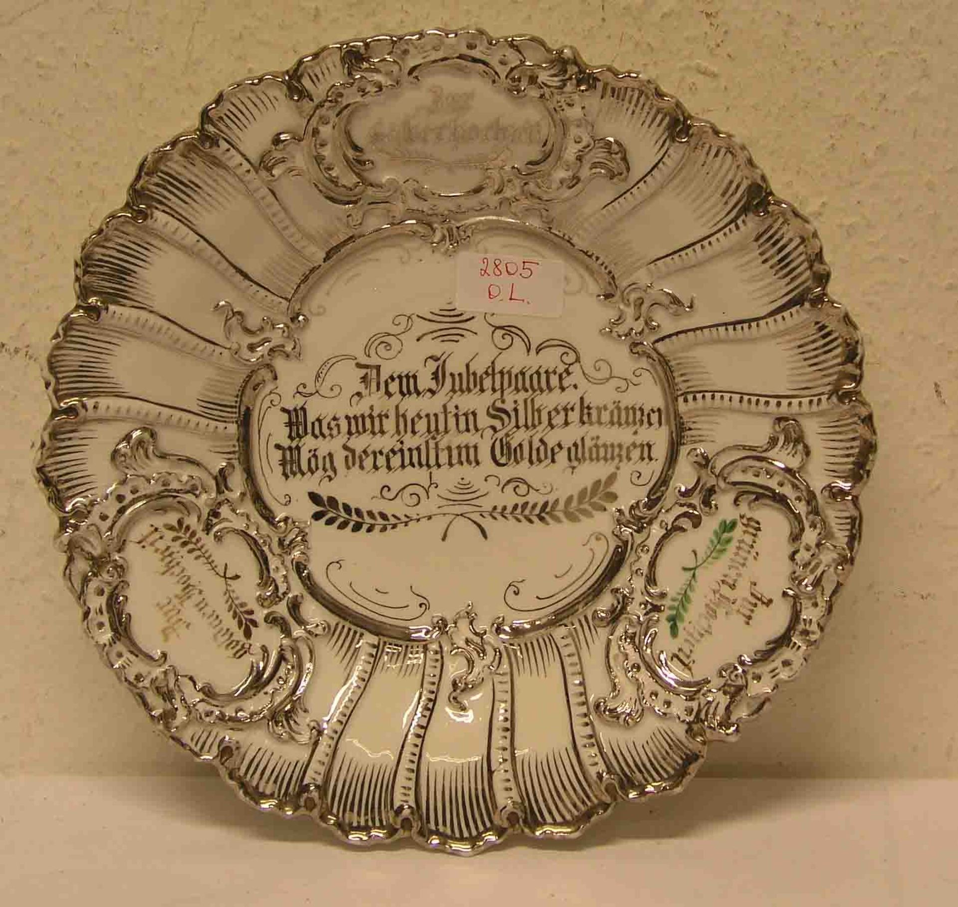 Prunkteller: "Zur Silberhochzeit". Porzellan, Meißen, III. Wahl. Durchmesser: 29cm.Berieben.