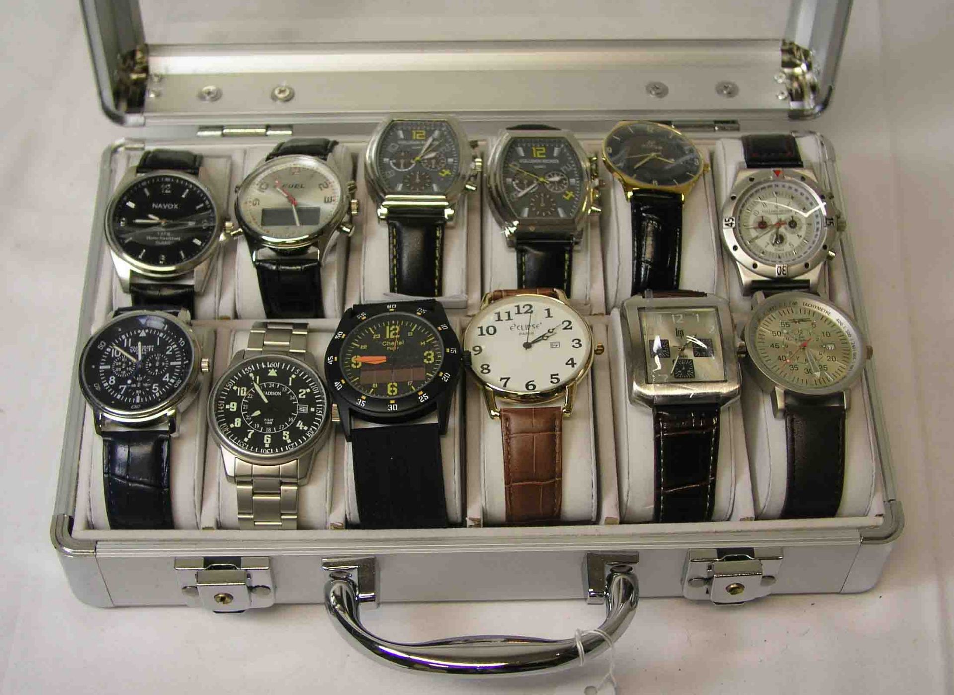 Posten von 12 Armbanduhren. Quarzbetrieb, neuwertig. Dazu: Box in Kofferform.