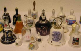 Sammlung Glocken. Porzellan und Keramik. 29 Stück. Dazu: Drei Glocken aus Glas.Verschiedene Größen.