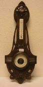 Barometer und Thermometer um 1900. Holzgehäuse mit Schwund-Riss. Höhe: 68cm.