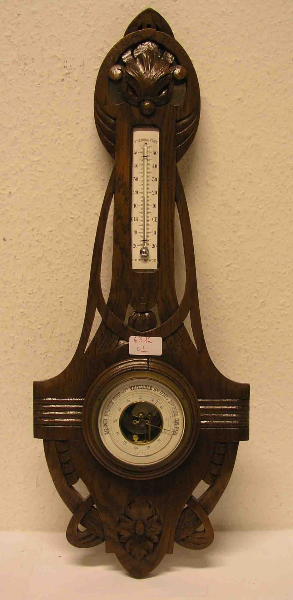 Barometer und Thermometer um 1900. Holzgehäuse mit Schwund-Riss. Höhe: 68cm.