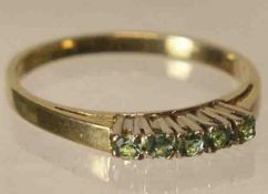 Damenring. 14 Kt. Gold. Ringkopf mit fünf aneinander gereihten kleinen Smaragden, RG 53.2,1 Gramm.