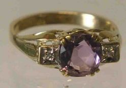 Damenring. 14 Kt. Gold. Zentraler Amethyst, flankiert von zwei Brillanten. RG 58, 3,6Gramm.