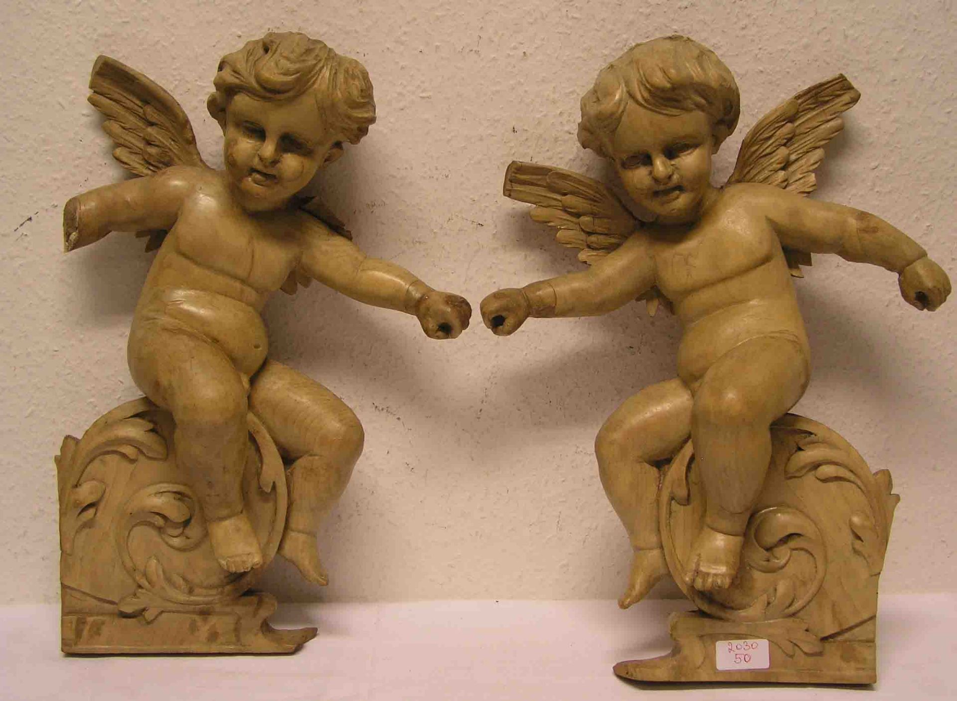 Paar geflügelte Engel. Holz geschnitzt, Höhe: 45cm. Restaurierungsbedürftig.