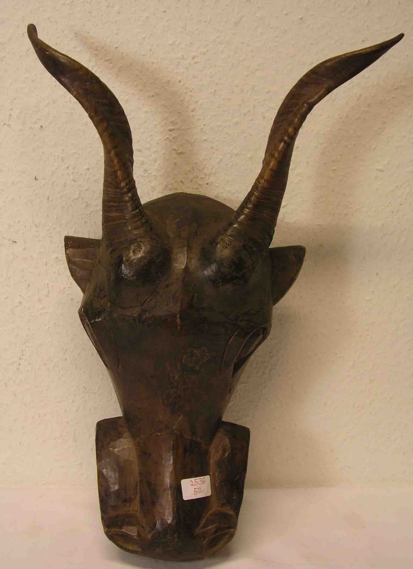 Afrika: "Büffelmaske", Kamerun. Holz, Höhe: 56cm, beschädigt.