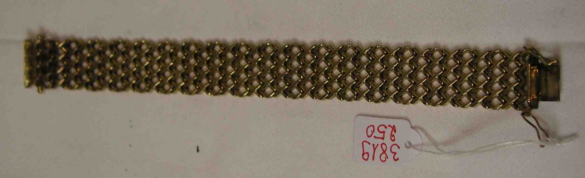 Armband. 8 Kt. Gold. Breite Glieder in Durchbruchsoptik. Länge: 19cm, 32,2 Gramm.