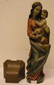 "Madonna mit Kind". Holz geschnitzt, farbig gefasst, Höhe: 51cm. Dazu: Holzsockel.