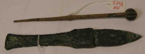 Dolch. Bronze, antik. Länge: 18cm. Dazu: Antike Bronze-Nadel, Länge: 18cm, korodiert,Bodenfund.