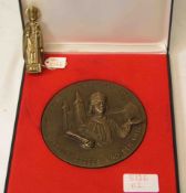 "St. Bruno - Medaille". Würzburg, Bronze. Dazu: Hl. Bonifatius. Messingfigur. Höhe: 8cm.