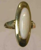 Damenring, 14 Kt. Gold. Um 1960. Ovaler Ringkopf mit Opal. RG 51. 4 Gramm.