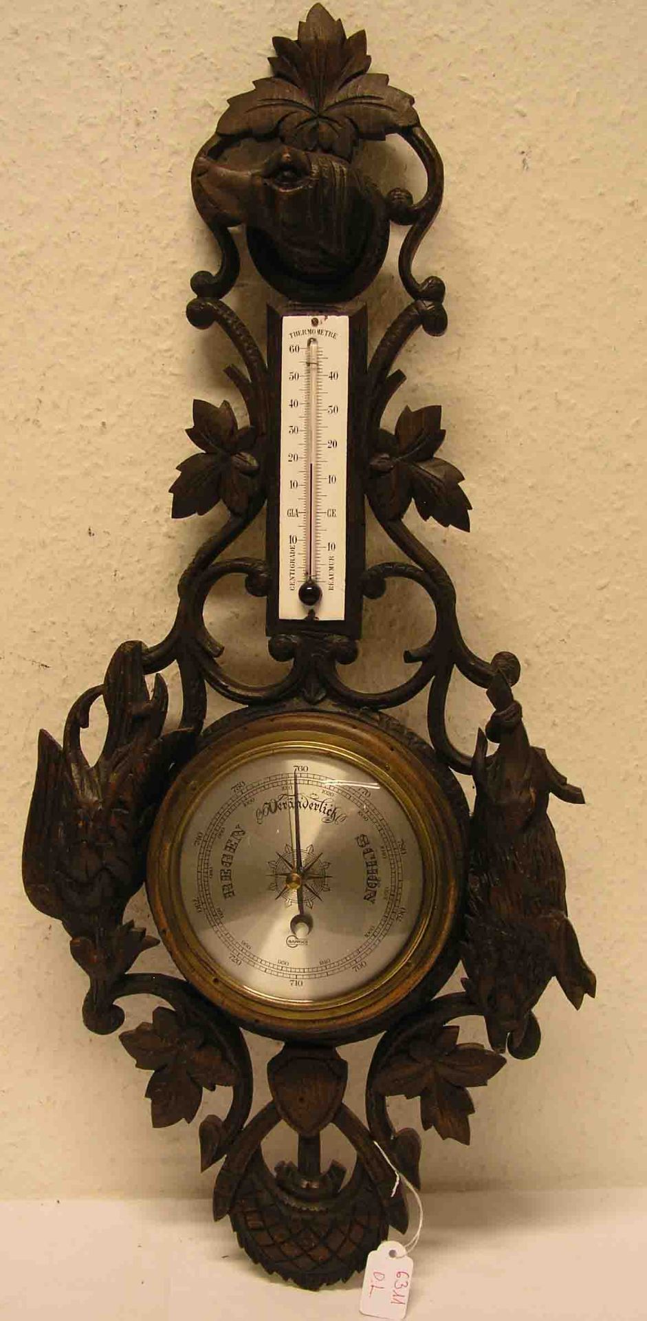 Barometer und Thermometer. Geschnitztes Holzgehäuse mit Jagdmotiven. Höhe: 65cm.