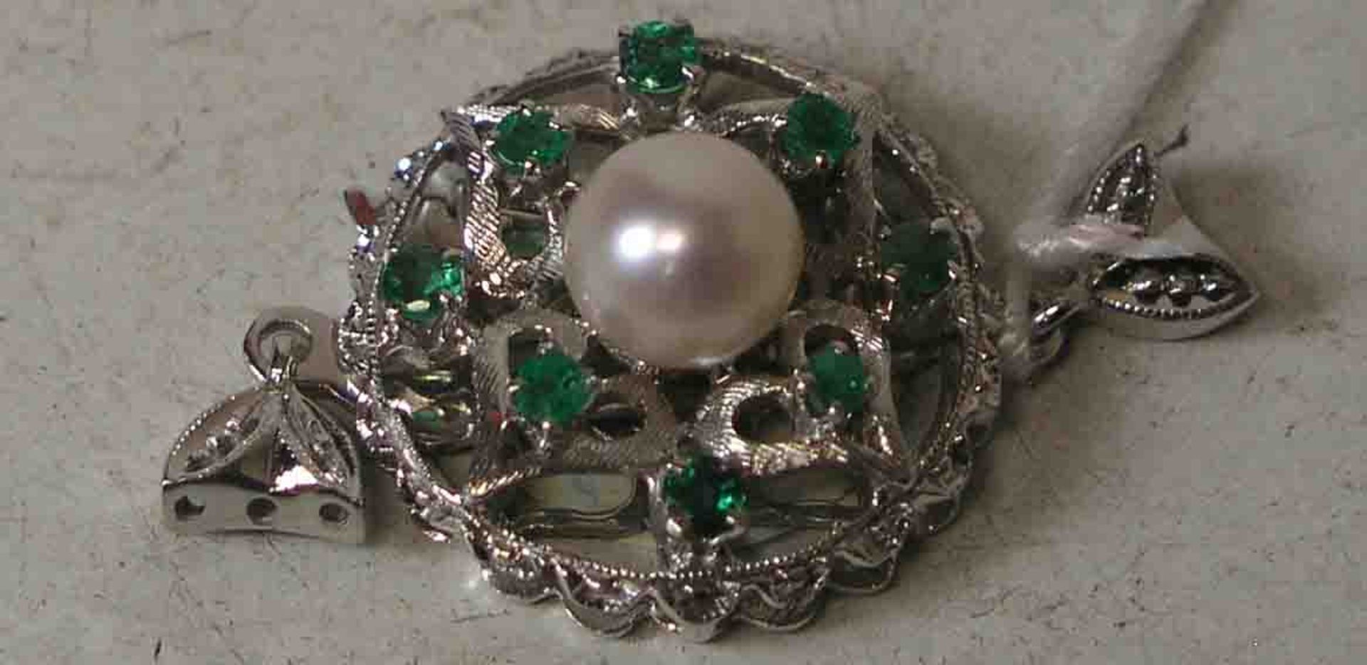 Schließe für Halskette. 14 kt. Weißgold, zentrale Perle und acht Smaragde, je 0,10ct.,Durchmesser:
