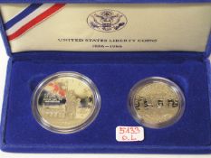 U.S.A., zwei Münzen in Sammelbox. Half Dollar und Dollar, 1986.