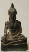 Buddha im Lotussitz. Metallguss, oxidiert, Höhe: 12cm.