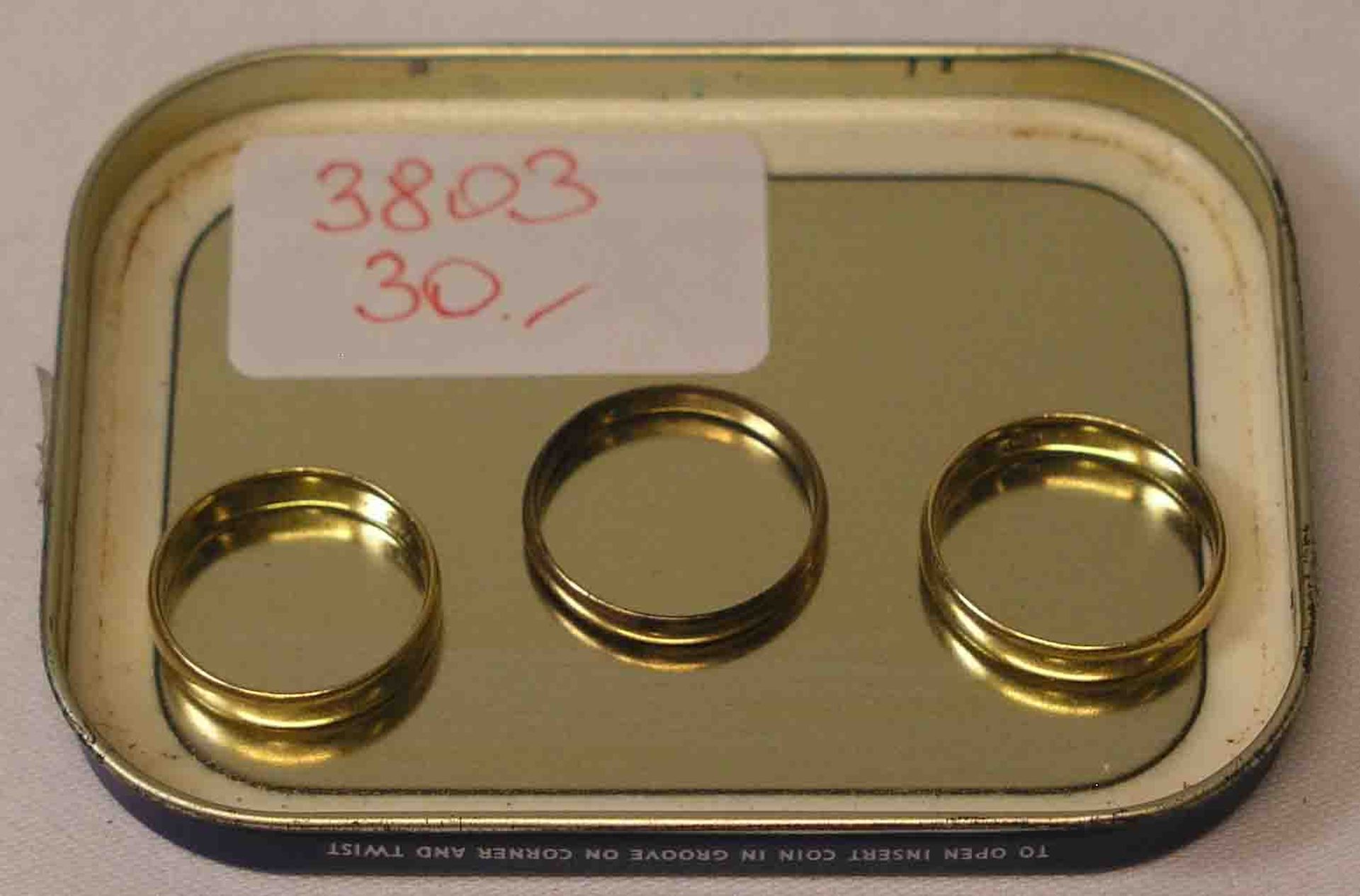 Posten von drei Eheringen. Zwei davon 18 kt. Gold, zus. 7,2 Gramm. Ein Ring 8 Kt. Gold,1,7 Gramm.
