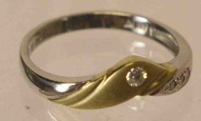 Damenring. 14 Kt. Weiß/Gelbgold. Vier Brillanten, 0,10ct., Wsi. RG 56. 2,7 Gramm.