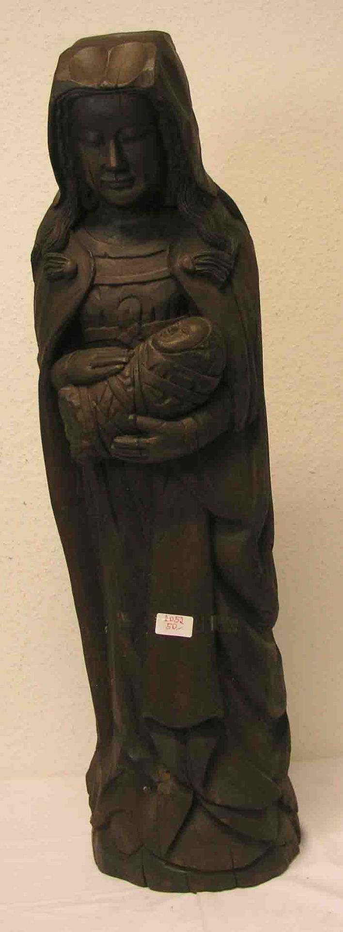 "Gottesmutter mit Jesuskind". Holz geschnitzt (Eichenholz, dunkelbraun gebeizt), Höhe:98cm.