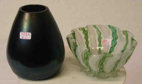Zwei Glasobjekte. Dabei: Designer Vase, dunkellila; lüstrierend, Höhe: 10cm und Schälchen(