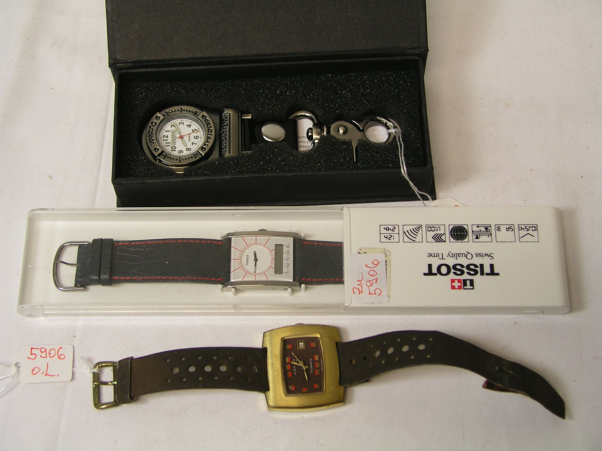Posten von drei Armbanduhren. Dabei: Kienzle, Aufziehwerk, Tissot, Quarz und "Atlas forMen - Watch"