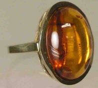 Damenring. 8 Kt. Gold, Ringkopf mit ovalem Bernstein. RG 53, 3,7 Gramm.