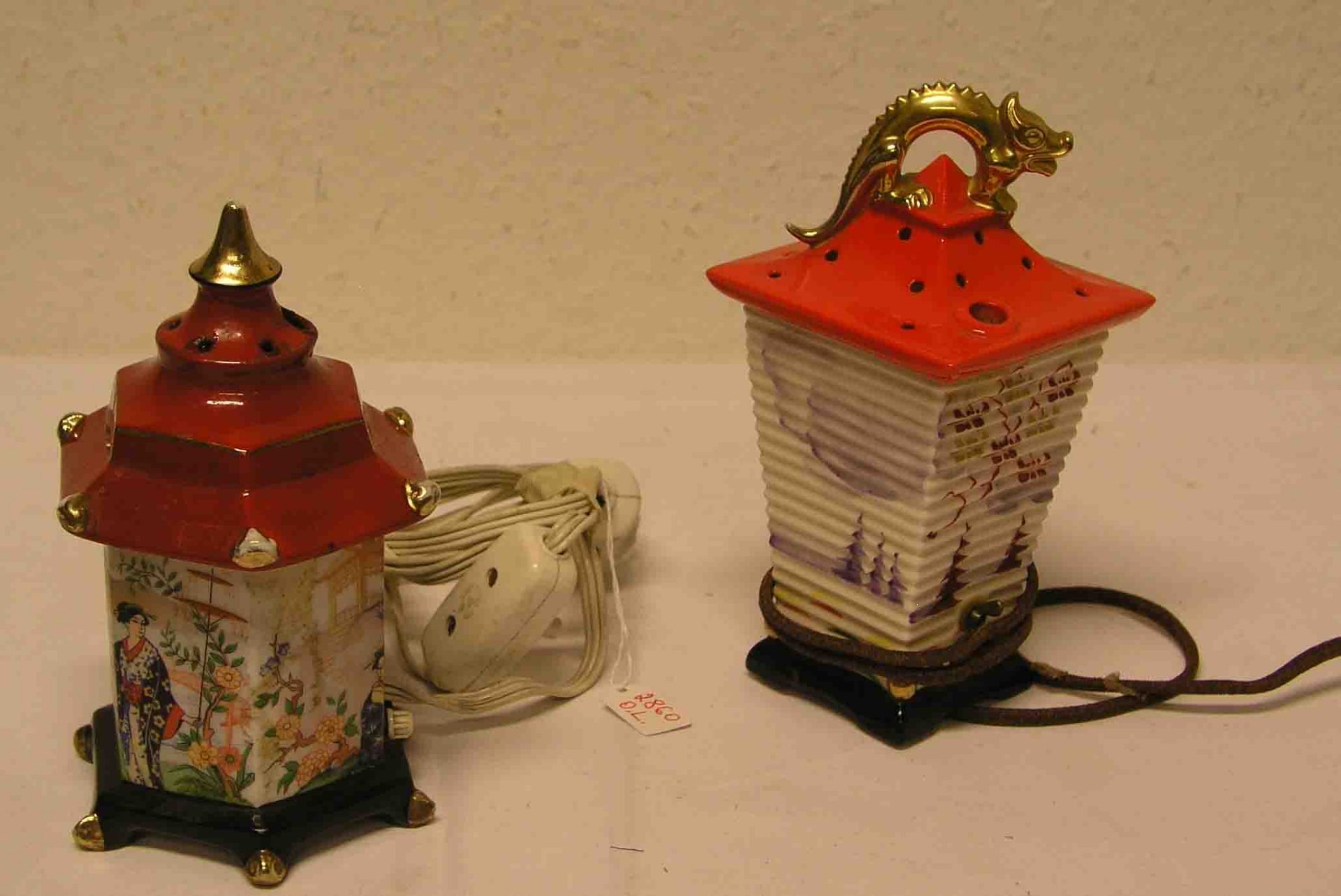 Zwei Rauchverzehrer in Pagoden- und Lampionform. Porzellan, farbig staffiert, Höhe: ca.18cm.