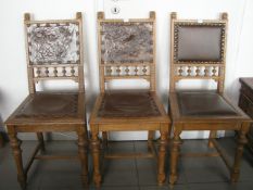 Satz von vier Gründerzeit - Stühlen. Eichengestell, Sitzflächen und RückenlehnenLeder/Kunstleder