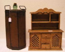 Weinflasche im Holzkasten, zwei Metallbügel, Höhe: 46cm. Dazu: Puppenbuffet. 42 x 33 x11cm.