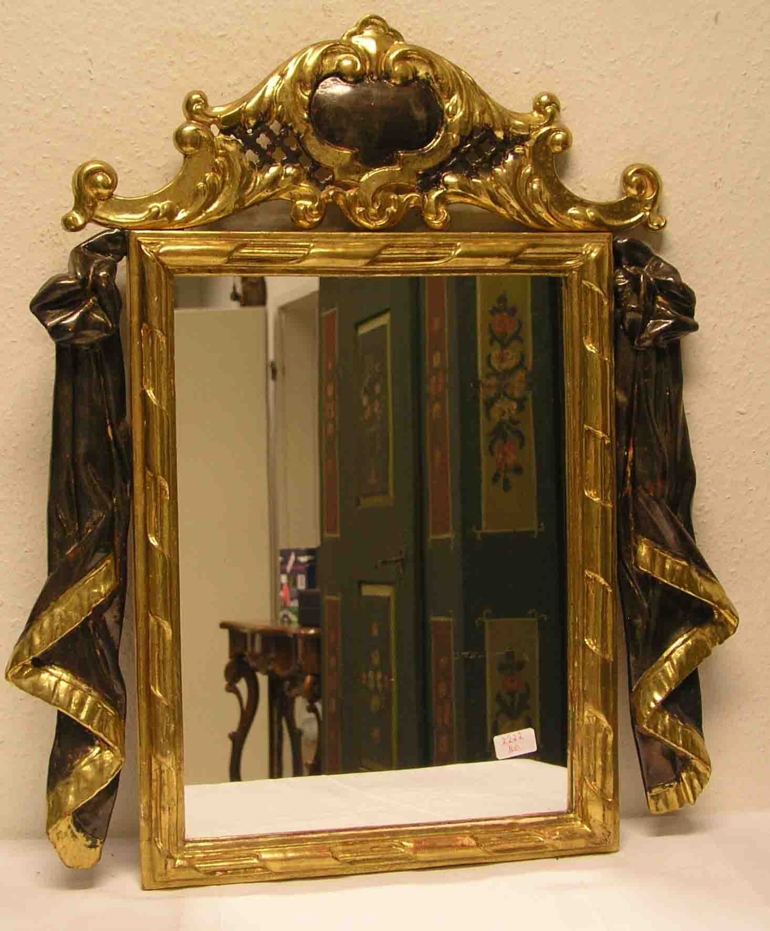 Spiegel im Barockstil. Holz geschnitzt, farbig gefasst. Gesamtgröße: 77 x 69cm.