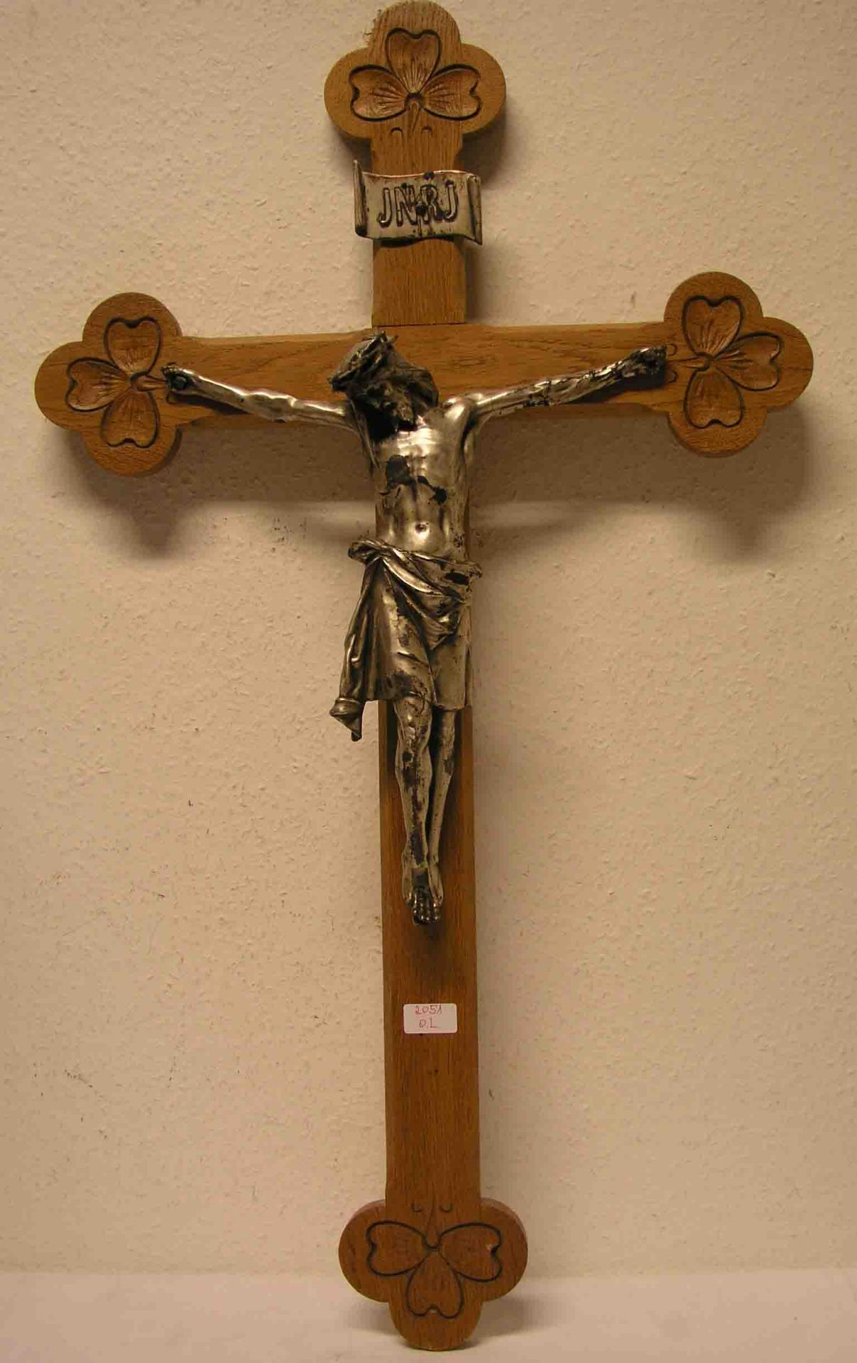 Kruzifix. Beschnitztes Eichenholz, Christuskorpus aus Zinkguss. Gesamthöhe: 100cm.