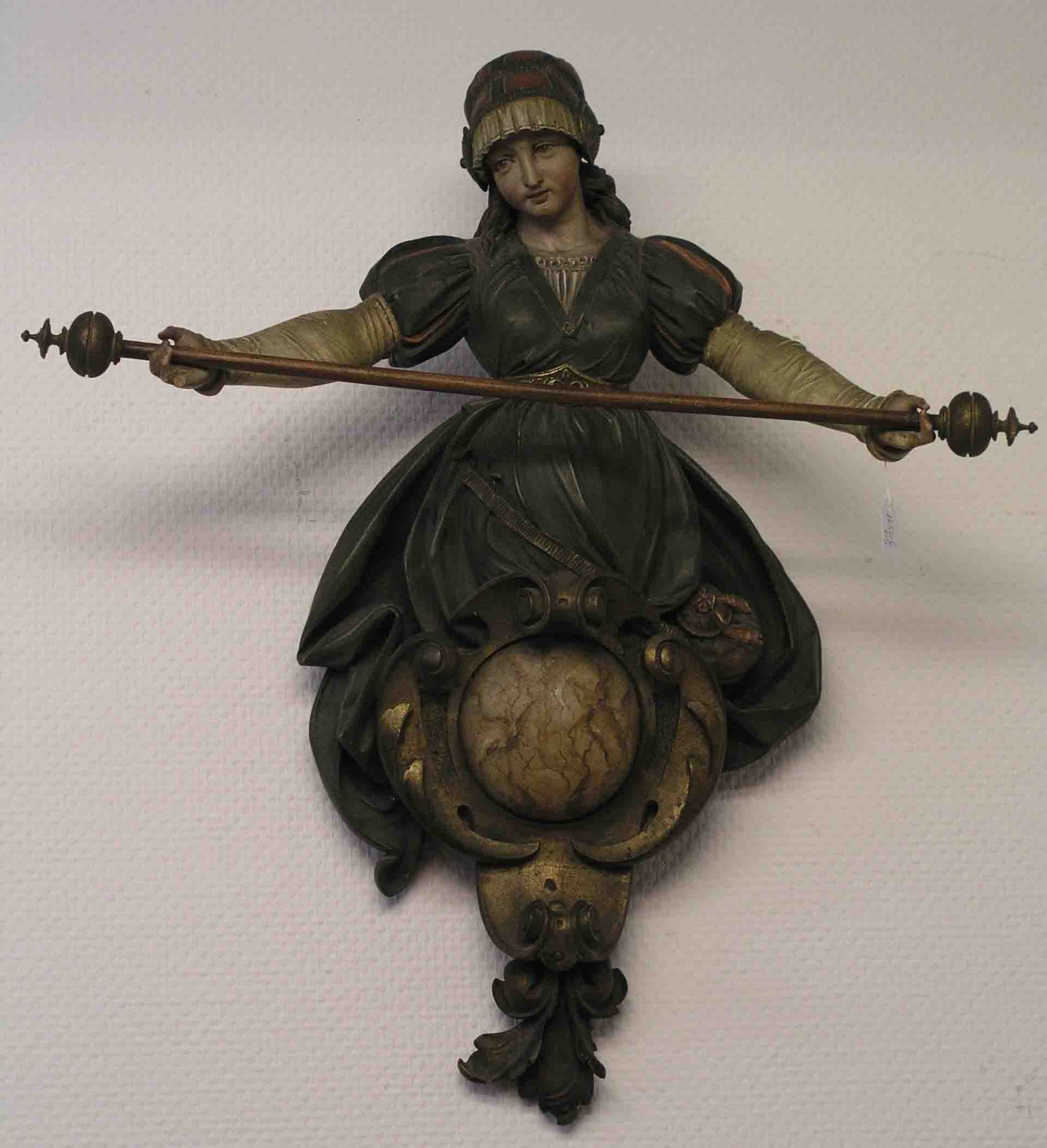 "Hl. Johanna". Um 1900. Holz geschnitzt, farbig gefasst, Höhe: 70cm. Beschädigt.
