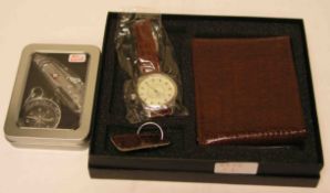 Zwei Geschenk Boxen. Taschenmesser mit Kompass und Geldbörse mit Armbanduhr.