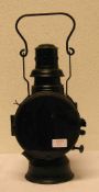 Eisenbahner-Lampe mit Petroleum-Brenner. Roter Glaseinsatz, beschädigt. Höhe: 37cm.