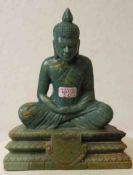 Buddha im Lotussitz. Jade. Höhe: 14cm.