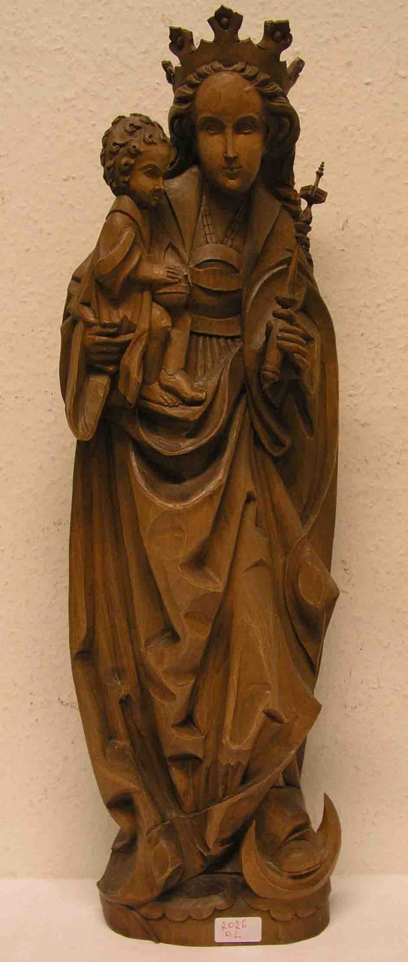 "Madonna mit Kind". Holz geschnitzt, Höhe: 74cm. Minimal bestoßen.