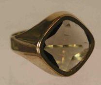 Herrenring. 8 Kt. Gold. Ringkopf aus Rauchquarz. RG 63. Gewicht: 4,9 Gramm.