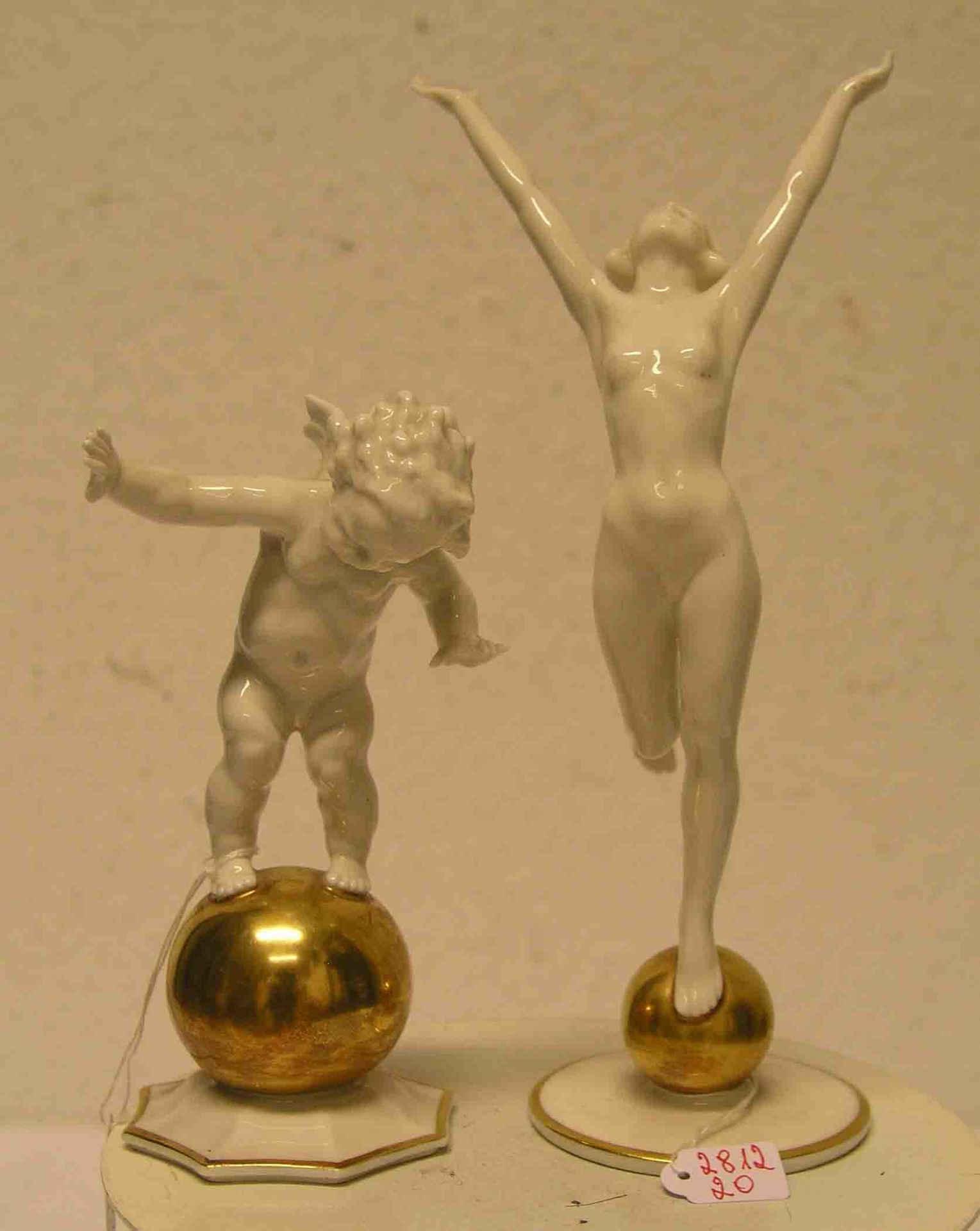 Zwei Porzellanfiguren. Hutschenreuther, Entwurf Tutter. Dabei: "Sonnenkind" und "Putto aufgoldener