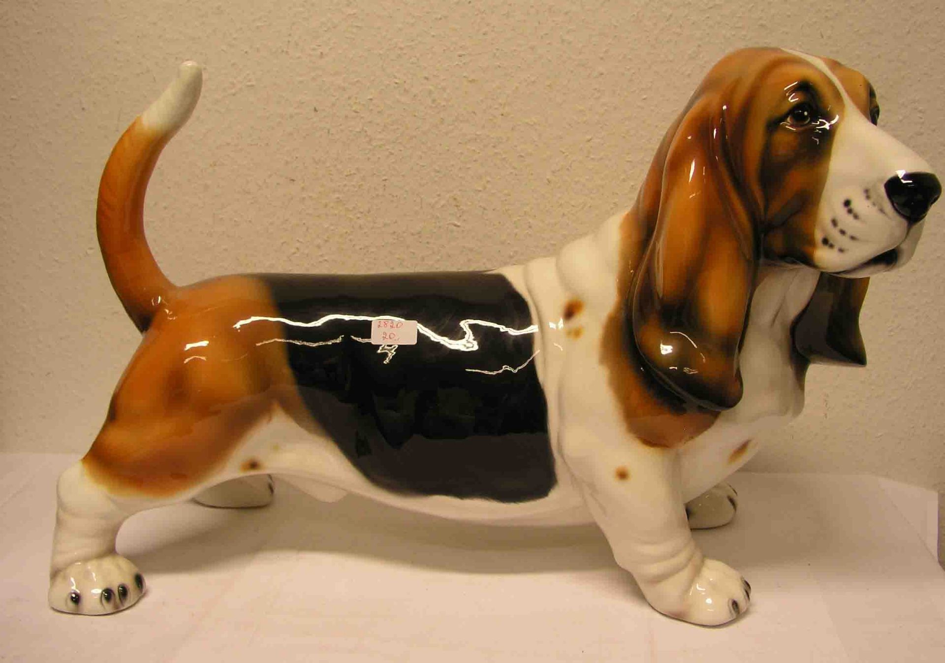 Englischer Hund: Basset. Italienische Keramik, farbig staffiert, Höhe: 46cm, Länge: 66cm.