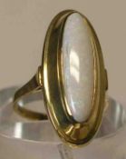 Damenring um 1960. 14 Kt. Gold, ovaler Ringkopf mit Opal. RG 54, Gewicht: 4,2 Gramm.